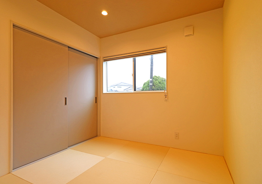 琉球畳が敷かれたモダンな和室