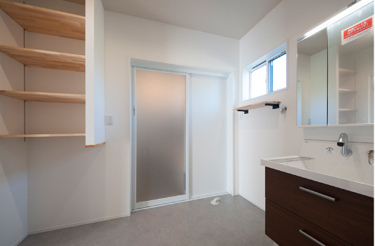 ゆったりとした洗面脱衣室