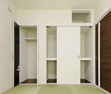 壁一面の収納は施主様ご要望の仕切りで、使い勝手の良い押入れとなりました。