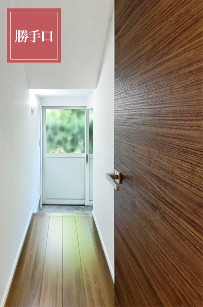 階段下収納のある勝手口は非常口ともなり、廊下からぐるりと回れる導線がとても便利です。