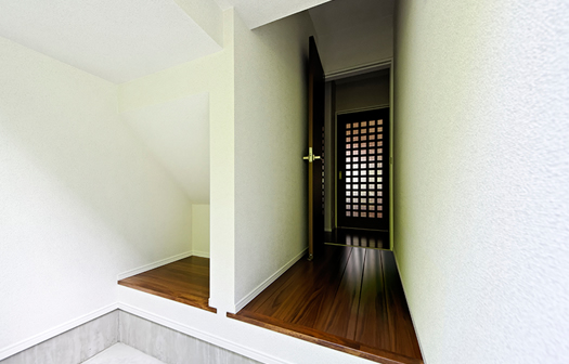 ドアを開けるとそこは勝手口、廊下からぐるりと回れる導線がとても便利です。