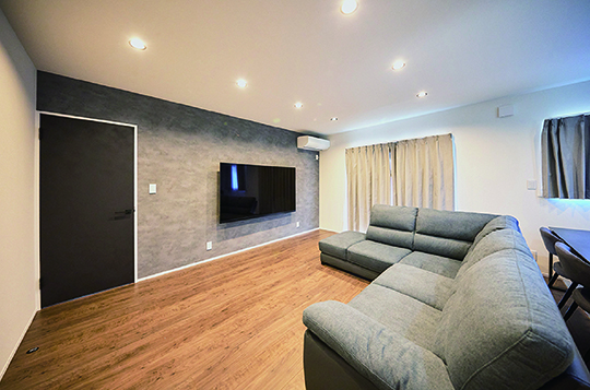 テレビボードとアクセントクロス