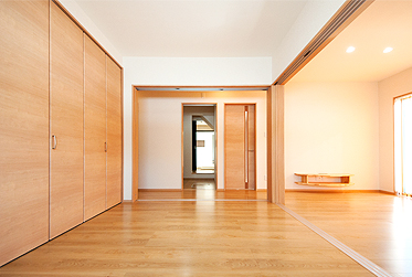 親世帯　リビング洋室、扉を開放すると