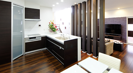 サンウエーブならではのアイデア収納とお手入れが楽な LIXIL のシステムキッチン。