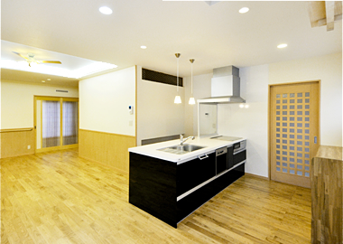 広いリビングダイニングの床は、傷に強いクリのフローリングを使用。