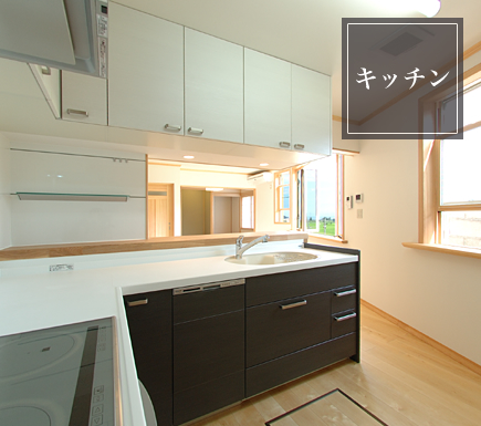 家事動線を意識した使いやすいシステムキッチン。