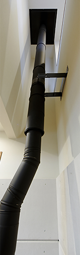 薪ストーブの煙突からも温かい空気が流れる