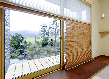 天気の良い日は濡れ縁から飛び石を伝って庭へ出ることもできます。