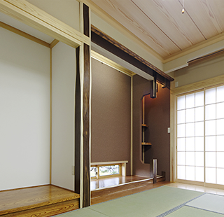 奥の床の間にはエンジュの床柱、ケヤキの板、天井には煤竹でアクセント。脇床には珍しい黒い畳、天井にも職人のこだわりが感じます。