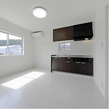 トイレに隣接する暖かく日当たり良好の LDK