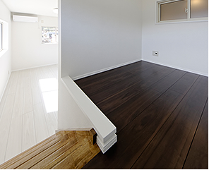 床下は収納として利用でき、上は風通しの良い小屋裏風の快適空間です。