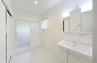 1.5帖の広めの洗面脱衣室は爽やかな落ち着いたクロスで安心感がある空間。サニタリーでゆったりと家事をしていただけます。