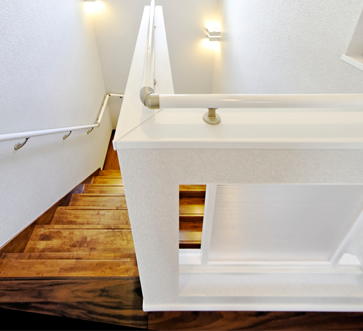 ホールには採光や空間の雰囲気を考えられた建築白石が創るポリカツインのオリジナル建具。