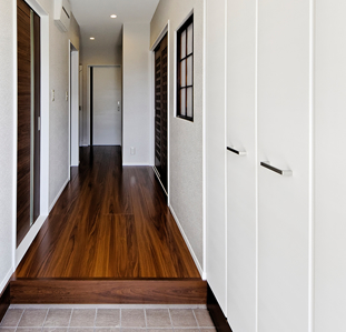 現代的でスマートな玄関には上から下まで大容量のシューズボックスがあり、家族みんなで靴のおしゃれを楽しんでいただけます。