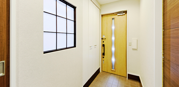 玄関フロアはリビングからの採光窓でとても明るい空間となっています。