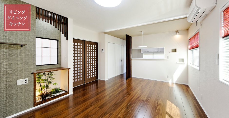 すっきりとした白いクロス、天井には段差のある特殊なオリジナル間接照明を施しました。