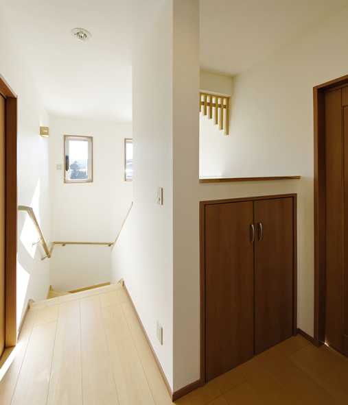2階階段脇の収納