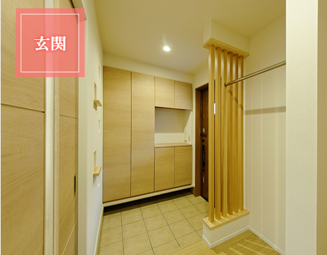 玄関ホール、入って正面にニッチとリビングとの採光窓