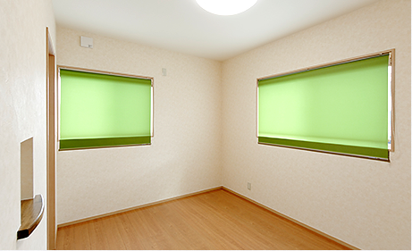 ウォークインクローゼットを備えた子供部屋。