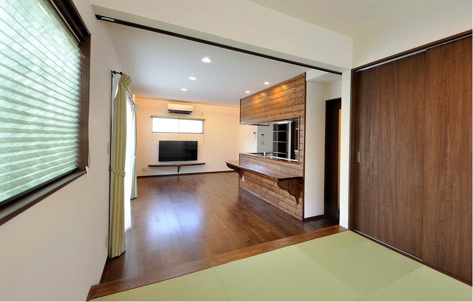 子上がりとカウンターキッチンのある広々としたリビング。