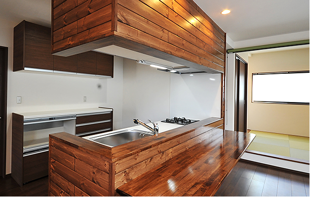 ピーラ材とパイン材で設けたウォールナット調のカラーでお洒落なキッチンカウンター。