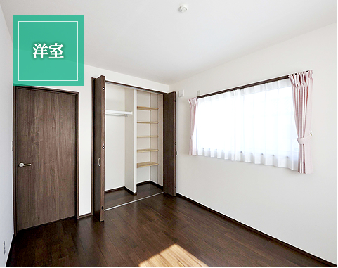 子供部屋には大容量のクローゼットに可動式棚を設けました。