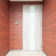 ウォールナット木目の壁と玄関