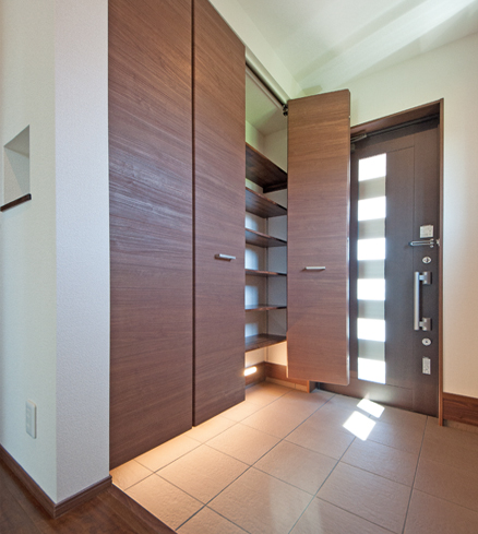 玄関内と玄関収納