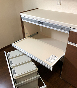 LIXILのキッチンユニット、蒸気の出ない家電棚とゴミ箱スペース