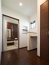 お風呂に続く洗面脱衣室