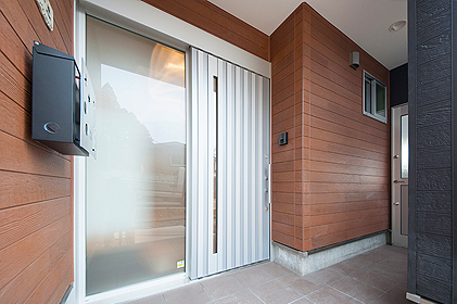 風雪に強いエントランス、ガレージ側にも入口を付けました