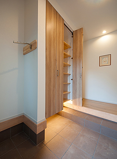 玄関とシューズストレージ