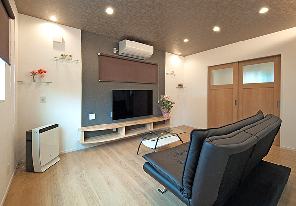 テレビボードとアクセントクロス