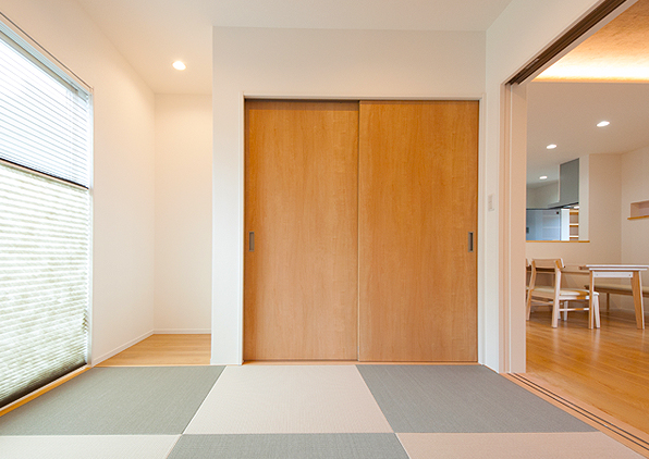 ツートンの琉球たたみの和室