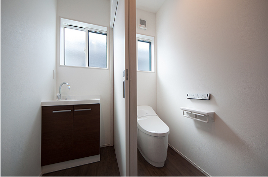 ２階のトイレと洗面台