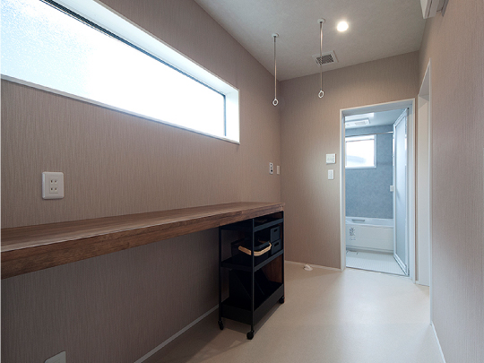 家事室を備えた脱衣室