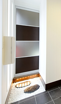 足元にお洒落な間接照明。和室へ続く飛石が和風飲食店にいるような雰囲気です。